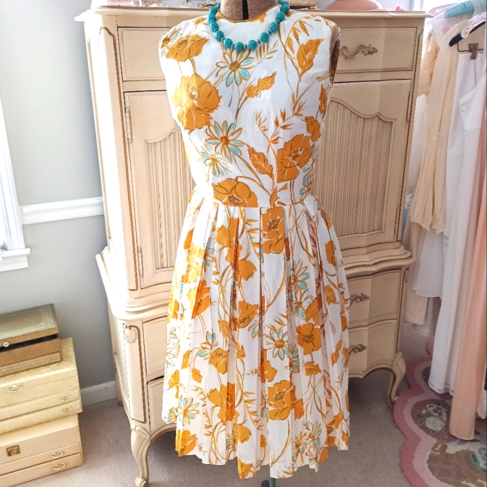 Fabulous Vintage 1950s/ 60s Floral Crepe Sleeveless Dress!